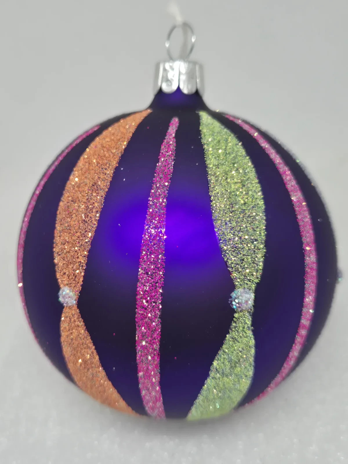 Koule 8cm fialová mat ornament iris